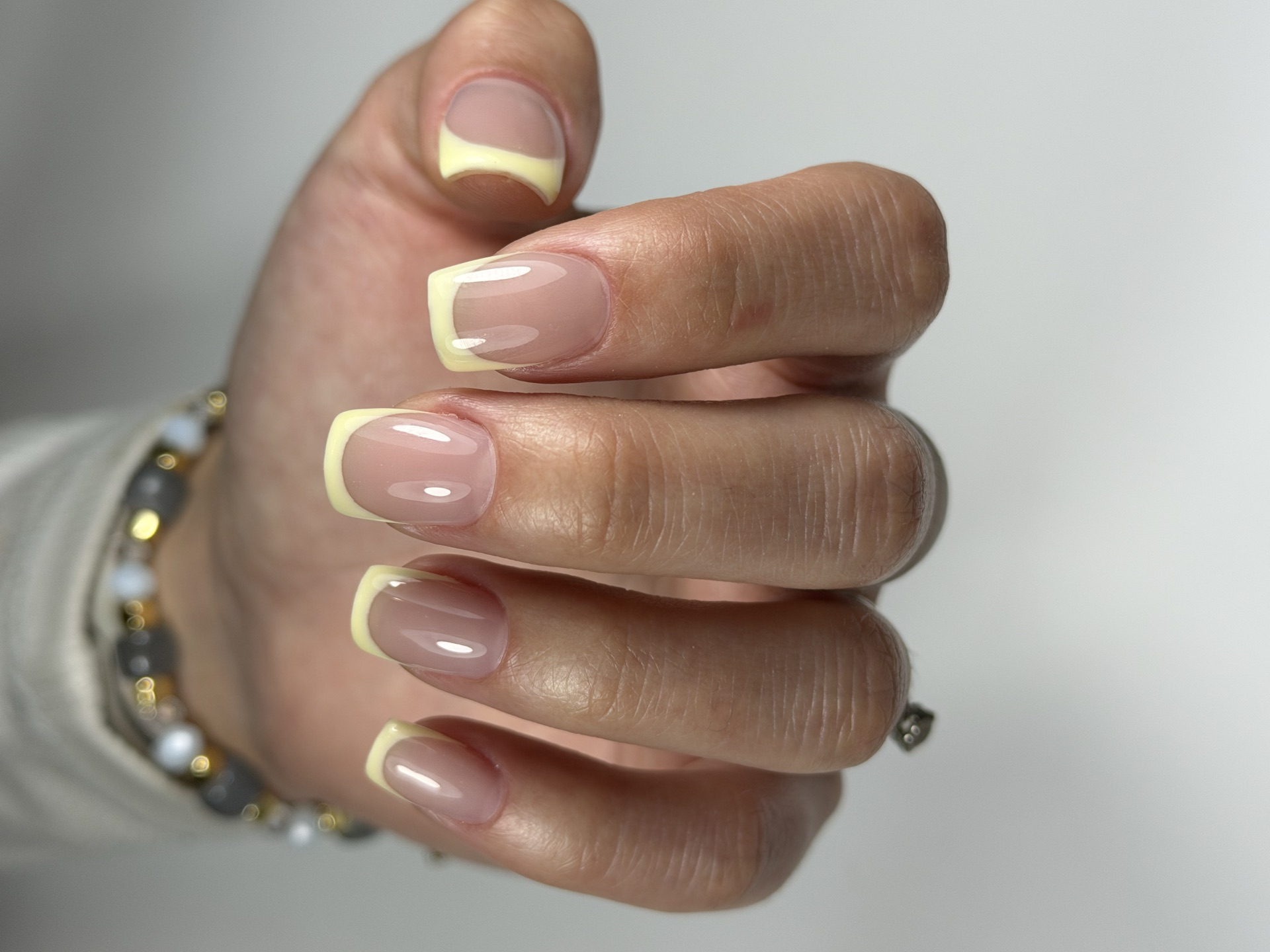 Plus Beauty Salon — máslově žlutá francouzská manikúra
